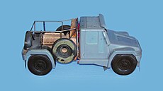 Model s odejmutou zadní �ástí odhaluje motor a uspo�ádání náhradních kol.