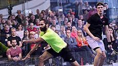 Squashista Martin �vec (vpravo) s Danielem Mekbibem (vlevo).