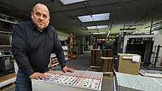Jednatel Miroslav Kotík ukazuje sortiment vyráb�ný ve firm� Efko-karton, která...