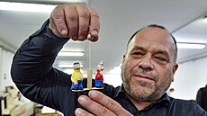 Jednatel Miroslav Kotík ukazuje postavi�ky kutil� Pata a Mata z animovaného...
