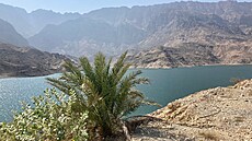 Voda je v Ománu vzácná. Atrakcí je proto i největší ománská přehrada Wadi...