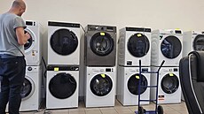 Nov� otev�ený cirkulární obchod v Hole�ovické tr�nici.