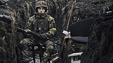 Ukrajinský voják v zákopu na své pozici v Bachmutu v Doncké oblasti na...
