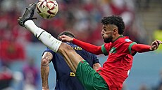 Marocký fotbalista Noussair Mazraoui pi semifinálovém zápase s Francií na...