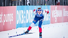 Elika Václavíková na trati sprintu ve francouzském Annecy-Le Grand Bornand