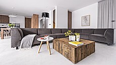 Odpo�ívat lze na �aloun�né rohové sedací souprav� (Furninova) v �edém odstínu,...