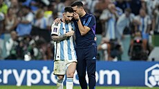 Argentinský trenér Lionel Scaloni v družném rozhovoru s Lionelem Messim.