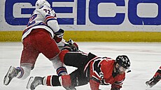 Filip Chytil (vlevo) z New York Rangers v souboji s Colinem Blackwellem z...