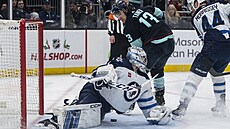 Branká� David Rittich z Winnipegu �elí �anci Brandona Taneva ze Seattlu.