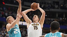 Nikola Joki� (vpravo) z Denveru st�ílí p�es bránícího  Masona Plumleeho z...