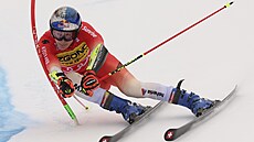 �výcarský ly�a� Marco Odermatt na trati ob�ího slalomu v italském st�edisku...