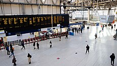 Londýnská stanice Waterloo je druhý den elezniní stávky poloprázdná. (14....