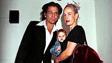 Michael Hutchence a Paula Yatesová s jejich dcerou (27. íjna 1997)