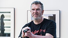 Richard Müller na vernisái svých fotografií (Bratislava, kvten 2022)