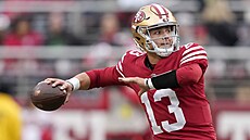 Brock Purdy (13) ze San Francisco 49ers hledá spoluhrá�e.