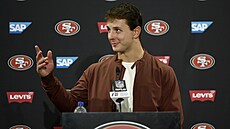 Brock Purdy ze San Francisco 49ers hovoí s médii.