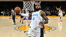 LeBron James (6) z Los Angeles Lakers sme�uje do ko�e Boston Celtics.