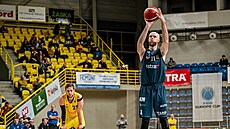 Oleksandr Bjelikov z Ostravy se soust�edí na trestný hod.