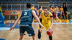 Radovan Kou�il (vpravo) zakládá akci Opavy, brání ho Matej Majer�ák z Ostravy.
