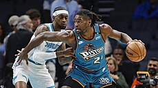 Isaiah Stewart (vpravo) z Detroit Pistons útoí v zápase s Charlotte Hornets,...