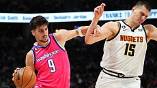 Deni Avdija (9) z Washington Wizards p�i nájezdu fauluje Nikolu Joki�e z Denver...