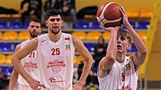 Luká Olbort z Olomoucka stílí trestný hod, sleduje ho Jakub Skalika.