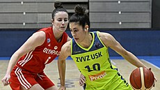 María Condeová (vpravo) z USK Praha obešla Ainu Ayusovou z Olympiakosu.