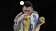 Lionel Messi z Argentiny líbá trofej pro světové šampiony.