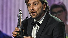 Švédský režisér Robert Östlund s cenou Evropské filmové akademie za nejlepší...