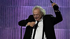 Herec Zlatko Buri se raduje s cenou pro nejlepího herce na ceremonii Evropské...