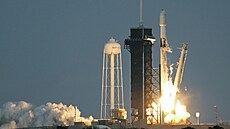 Z mysu Canaveral odstartovala raketa Falcon 9, která má k Msíci vynést lunární...