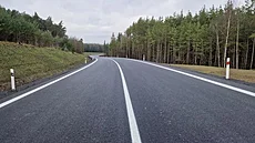 Motoristé u jezdí ze Stíbra na Tachovsku k dálnici D5 u Ostrova po kompletn...
