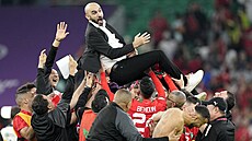 Trenér marocké fotbalové reprezentace Valíd Radžradžuí slaví nad hlavami svých...