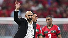 Marocký trenér Valíd Radžradžuí děkuje fanouškům po prohraném semifinále...