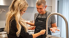 Prezidentský kandidát Andrej Babi na sociálních sítích ukázal, jak se enou...