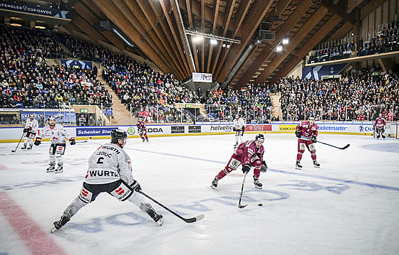 Momentka z utkání Spengler Cupu mezi hokejisty Sparty (fialové dresy) a Kanady.