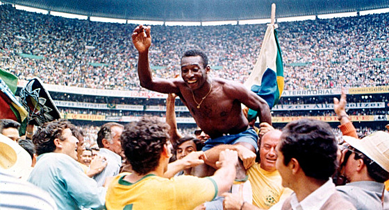 FINÁLE MS 1970. Brazilský fotbalista Pelé na ramenou svých spoluhrá po...