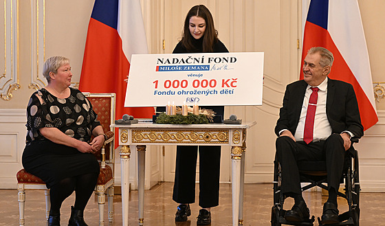 Prezident Milo Zeman s dcerou Kateinou pedává finanní dar Fondu ohroených...