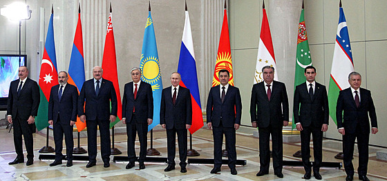 Vladimir Putin s úastníky summitu SNS v Petrohradu (26. prosince 2022)