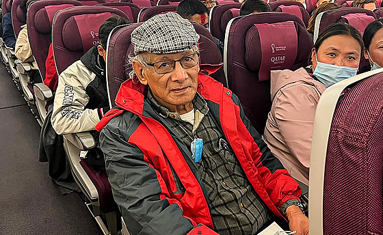 Sériový vrah Charles Sobhraj po svém proputní z nepálského vzení v letadle...