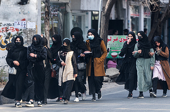 Afghánské stedokolaky se vracejí ze koly poté, co se zúastnily maturitní...