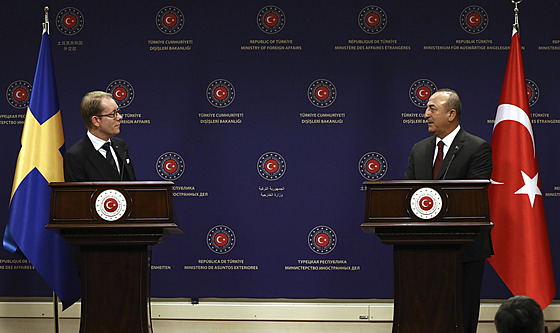 Turecký ministr zahrani�í Mevlut Cavusoglu a �védský ministr zahrani�í Tobias...