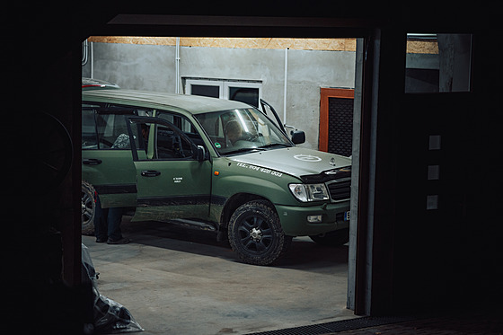 P�estavba Toyoty Land Cruiser, se kterou fotograf Jan Stárek mí�í na dakarskou...