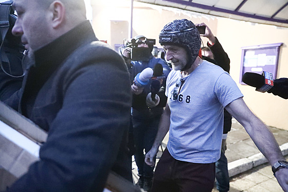 Lobbista Roman Janou�ek (vpravo) opou�tí ruzy�skou v�znici. (20. prosince 2022)