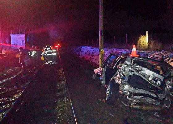 V obci Skály dolo k nehod osobního vozu a vlaku. (22. prosince 2022)