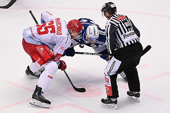 Tomá� Marcinko a Martin Za�ovi� na vhazování.