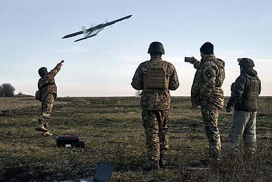 Ukrajintí vojáci vysílají dron. (15. prosince 2022)