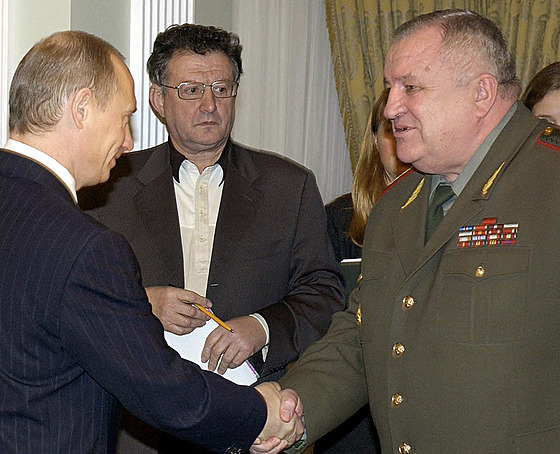 Vrchní velitel ruských pozemních sil Alexej Maslosi podává ruku s ruským...