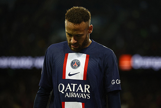 Brazilec Neymar z paíského St. Germain opoutí hit pi ligovém duelu se...