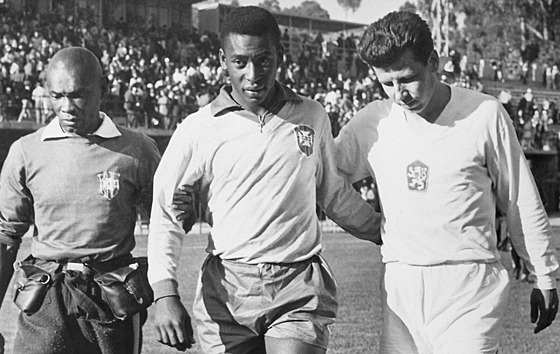 Pelé a Josef Masopust, Brazilec a echoslovák, dva velcí fotbaloví pátelé.